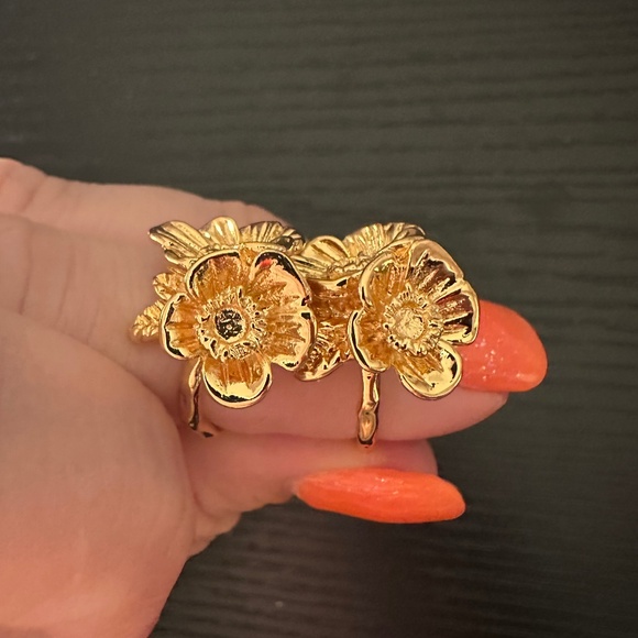 Gold slightly twisted hoops with gold flowers - Picture 1 of 5